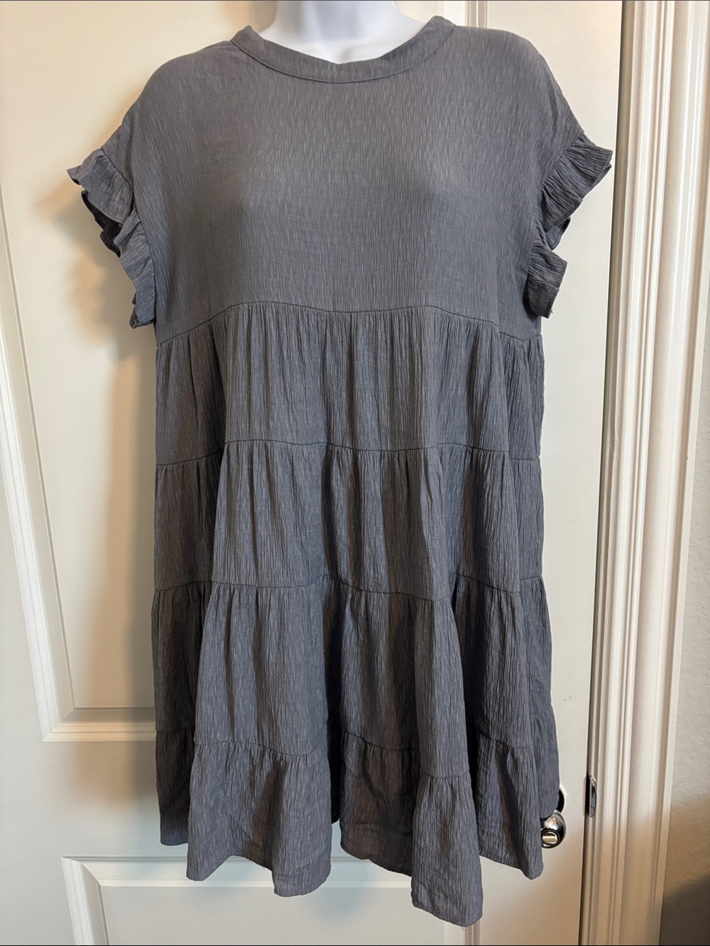 Aura Gray Ruffle-Sleeve Tiered Tunic Top. Small